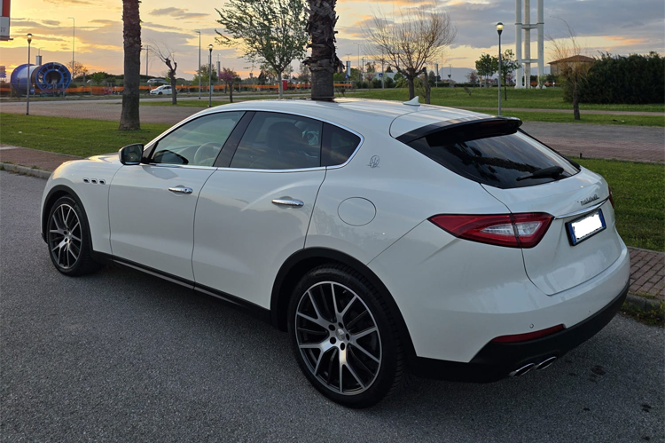 Maserati Levante interni bianchi